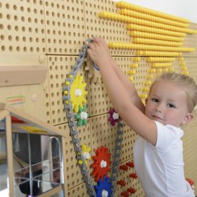 MASTERKIDZ-Gears-and-Chain-Wall-Board-79-Pieces.-Build-your-own-mechanism-1