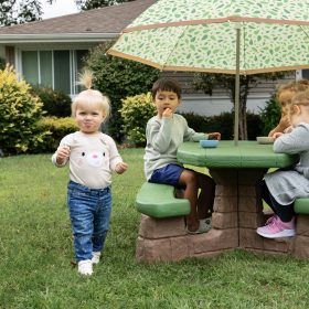 STEP2-Table-Picnic-table-with-umbrella-2