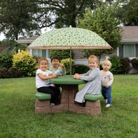 STEP2-Table-Picnic-table-with-umbrella-3