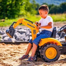 FALK-Komatsu-Pedal-Tractor-with-Excavator-Bucket-and-Trailer-2-5-years-3